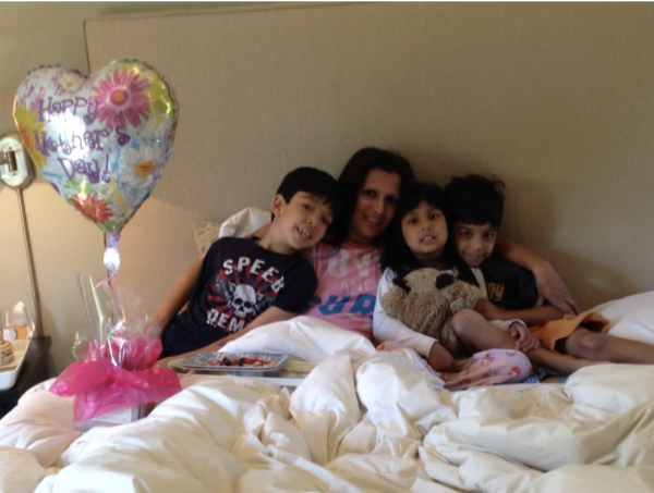 Preparing breakfast in bed for your mom can make her feel appreciated.